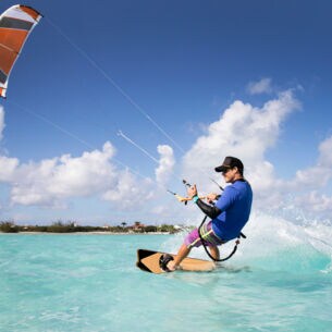 Kitesurfer in türkisfarbenem Wasser