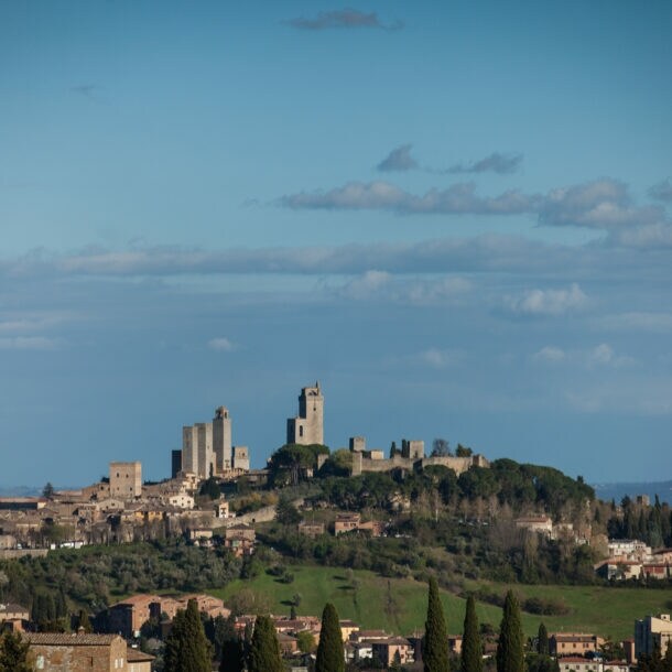 Eine Kleinstadt auf einem Hügel