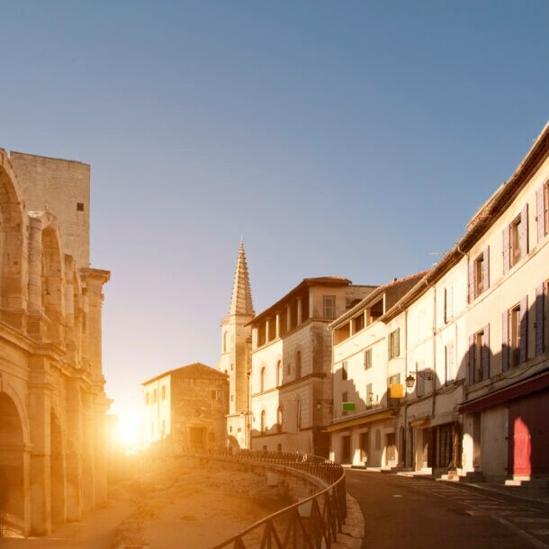 Straßenansicht mit Amphitheater in Arles bei Sonnenuntergang