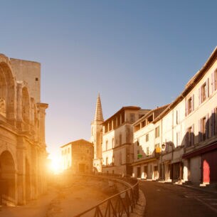 Straßenansicht mit Amphitheater in Arles bei Sonnenuntergang