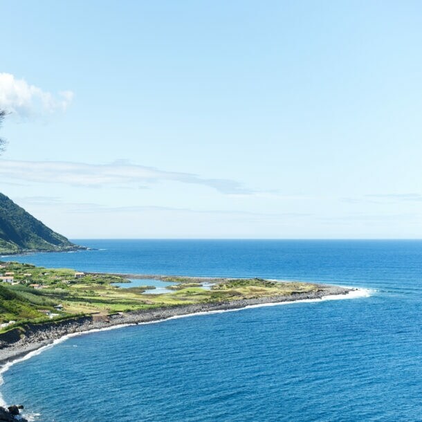 Blick auf einen Strand an der Nordküste der Insel São Jorge auf den Azoren