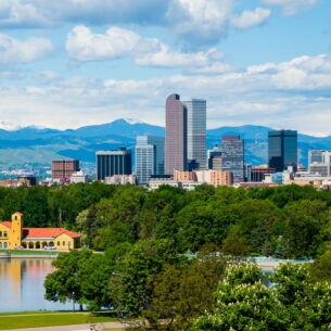 Skyline von Denver, Colorado, mit Stadtpark im Vordergrund