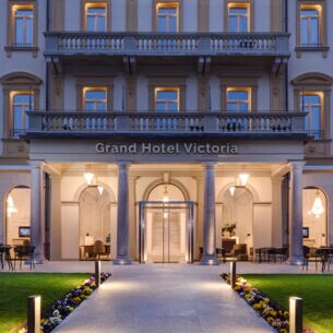 Eingangstür eines Hotels, über der der Name Grand Hotel Victoria steht