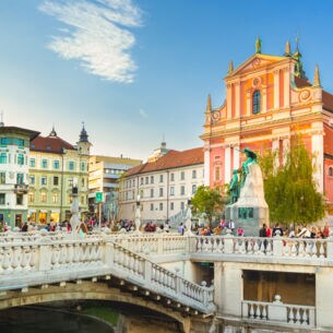 Blick auf mehrere Sehenswürdigkeiten und bunte Gebäude in Ljubljana.