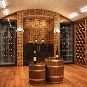 Modernes Weingewölbe mit Regalen und Kühlschränken, befüllt mit Flaschen