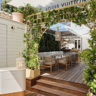 Der helle Eingangsbereich eines Restaurants mit Louis Vuitton Blumengitter.