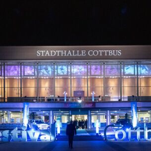 Nachtaufnahme einer Veranstaltungshalle beim Filmfestival Cottbus