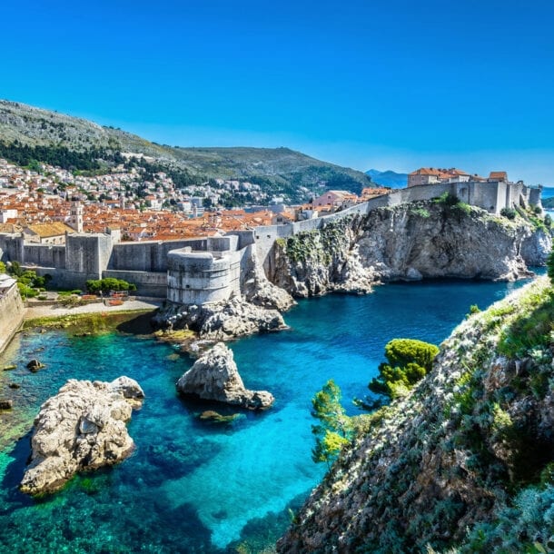 Panorama der Altstadt von Dubrovnik mit Festungsmauer