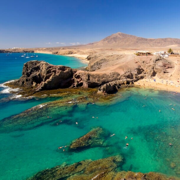 Papagayo-Strände auf Lanzarote mit Vulkangestein, Gebirgslandschaft und türkisem Wasser