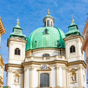 Kuppel der Peterskirche mit Gründerzeitfassaden im Vordergrund