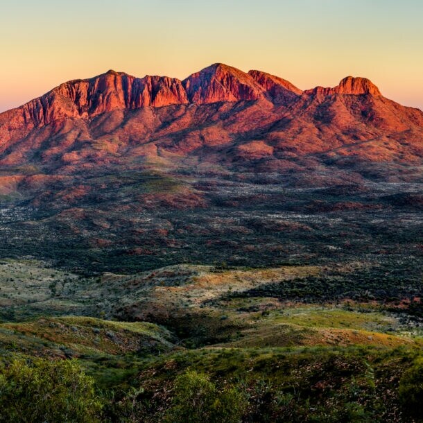 Blick auf einen Felsen im Sonnenlicht