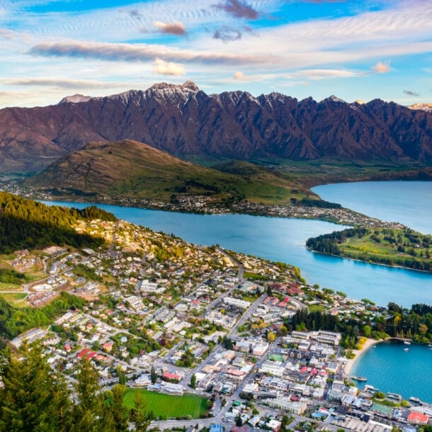 Blick über eine Küstenstadt, die von einer Bergkette gesäumt wird