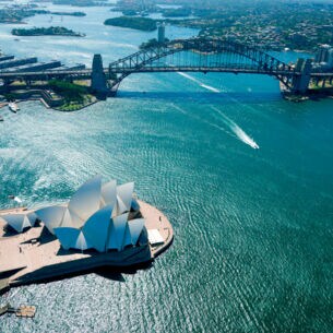 Luftbild des Hafens von Sydney mit dem Opernhaus