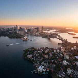 Blick von oben auf den Hafen von Sydney bei Sonnenuntergang