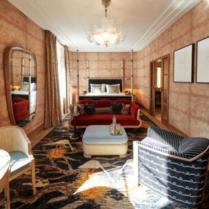 Eine luxuriöse Hotelsuite im Art-Déco-Stil in satten Farben und vielen opulenten Details.