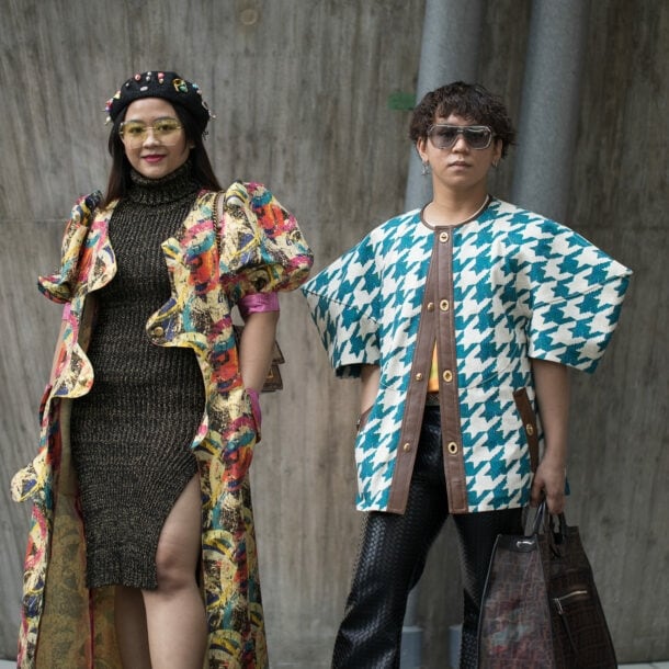 Zwei Personen auf der Fashion Week in Tokyo 2022