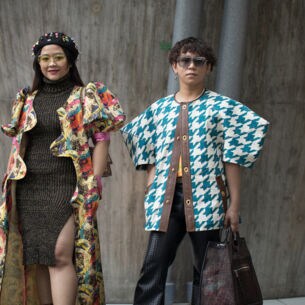 Zwei Personen auf der Fashion Week in Tokyo 2022