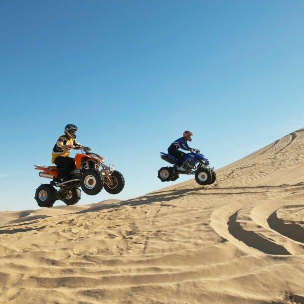 Zwei Quadfahrende unterwegs in der Wüste