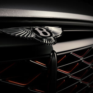 Detailaufnahme eines Logos von Bentley