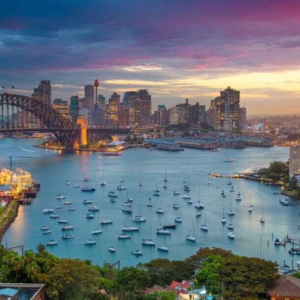 Stadtlandschaft von Sydney am Wasser bei Sonnenuntergang
