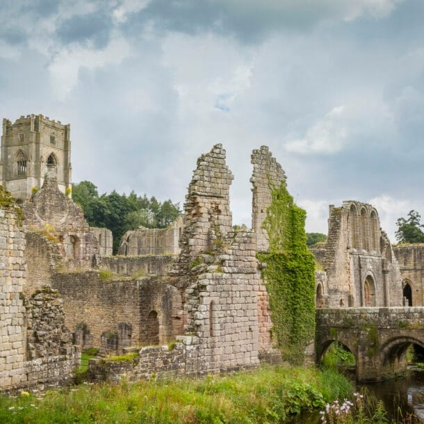 Blick auf die Klosterruine Fountains Abbey in North Yorkshire ,England