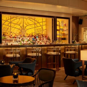Blick auf die Bar des The Curtain Club im Berliner Ritz-Carlton