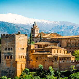 Die Alhambra in Granada, im Hintergrund Berge