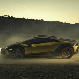 Goldenes Lamborghini-Auto in Golf von der Seite in einem Steinbruch