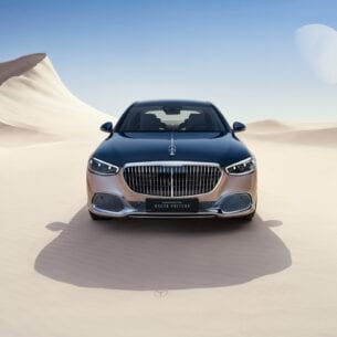 Ein Mercedes von vorne in einer Sandwüste