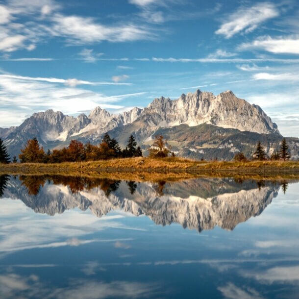 Der Wilde Kaiser spiegelt sich in einem See