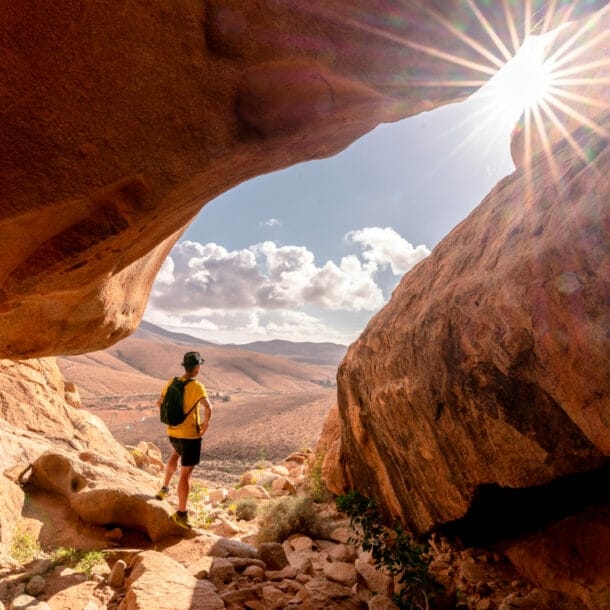 Wanderer auf Fuerteventura blickt auf eine Felsenlandschaft