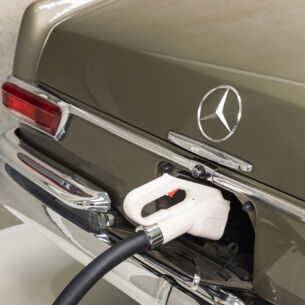 Detail eines Mercedes mit Ladekabel