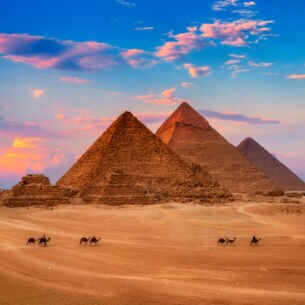 Die Pyramiden von Gizeh im Sonnenuntergang