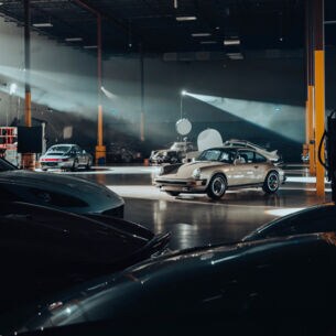 Verschiedene Porsche in einer Halle