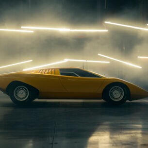 Ein gelber Sportwagen in einem Studio mit Neonröhren und Nebelschwaden
