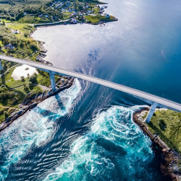 Luftaufnahme der Verwirbelungen des Gezeitenstroms Saltstraumen in Norwegen