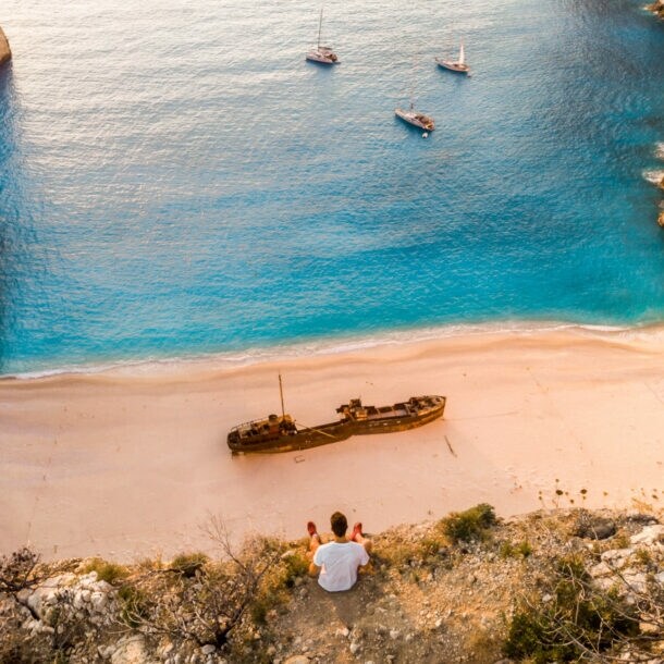 Blick aus der Vogelperspektive auf den griechischen Shipwreck Beach, auf dem ein Schiffswrack liegt