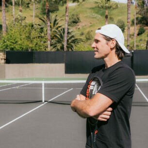 Tommy Haas steht auf einem Tennisplatz.