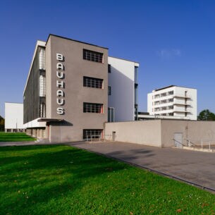 Außenansicht des Bauhaus-Gebäudes in Dessau