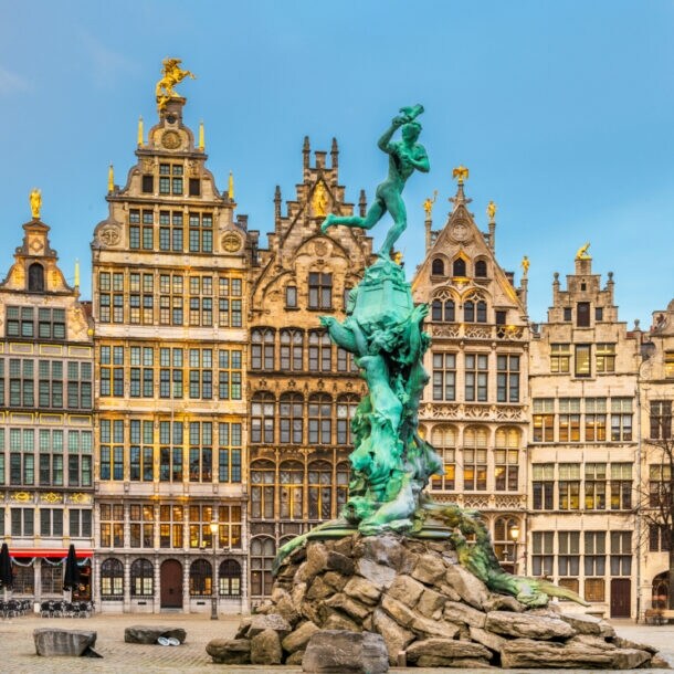 Historische Fassaden am Grote Markt in Antwerpen, davor eine Statue