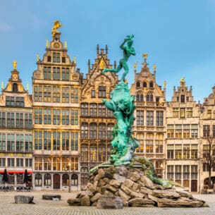 Historische Fassaden am Grote Markt in Antwerpen, davor eine Statue