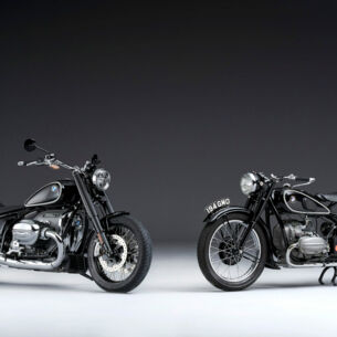 Studioaufnahme von zwei schwarzen BMW-Motorrädern R 18 und R 5 mit Chromdetails im Cruiser-Stil vor schwarzem Hintergrund