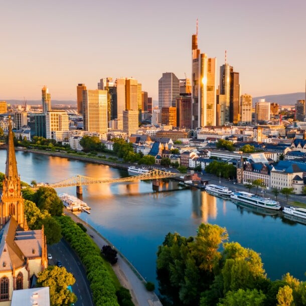 Luftaufnahme von Stadtpanorama Frankfurt am Main bei Abenddämmerung