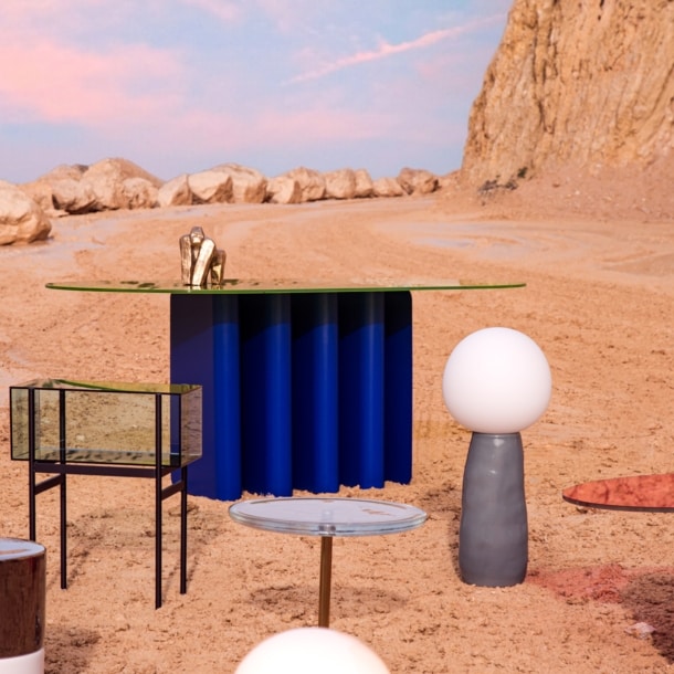 Tische stehen in einer kargen Felslandschaft