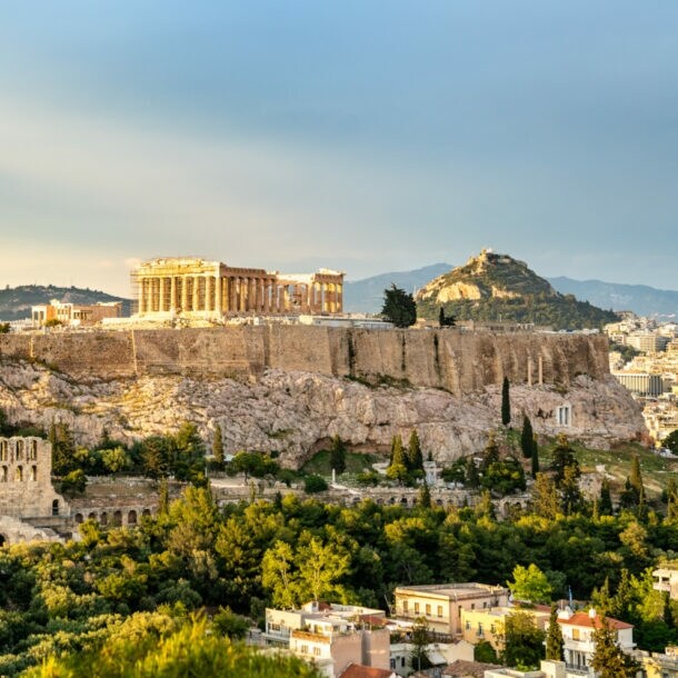 Der Burgberg Akropolis mit antiken Tempelanlagen in Zentrum Athens