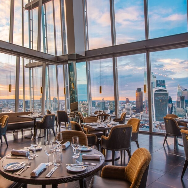 Modernes Restaurant mit Glasfassade und Panoramablick auf die Skyline Londons