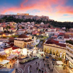 Blick auf Häuser und die Akropolis von Athen bei Sonnenaufgang