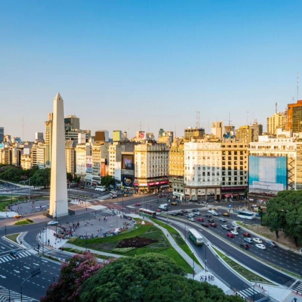 Weißer Obelisk auf einer großen Straßenkreuzung im Stadtzentrum von Buenos Aires bei Sonnenuntergang