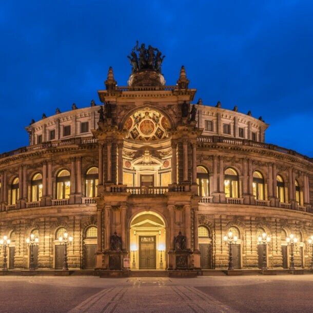 Beleuchtete Frontfassade mit Eingangsbereich der Semperoper in Dresden bei Nacht