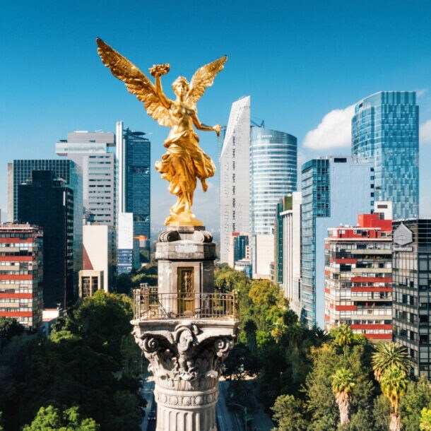 Luftaufnahme einer Siegessäule mit goldenem Engel im Zentrum von Mexiko-Stadt
